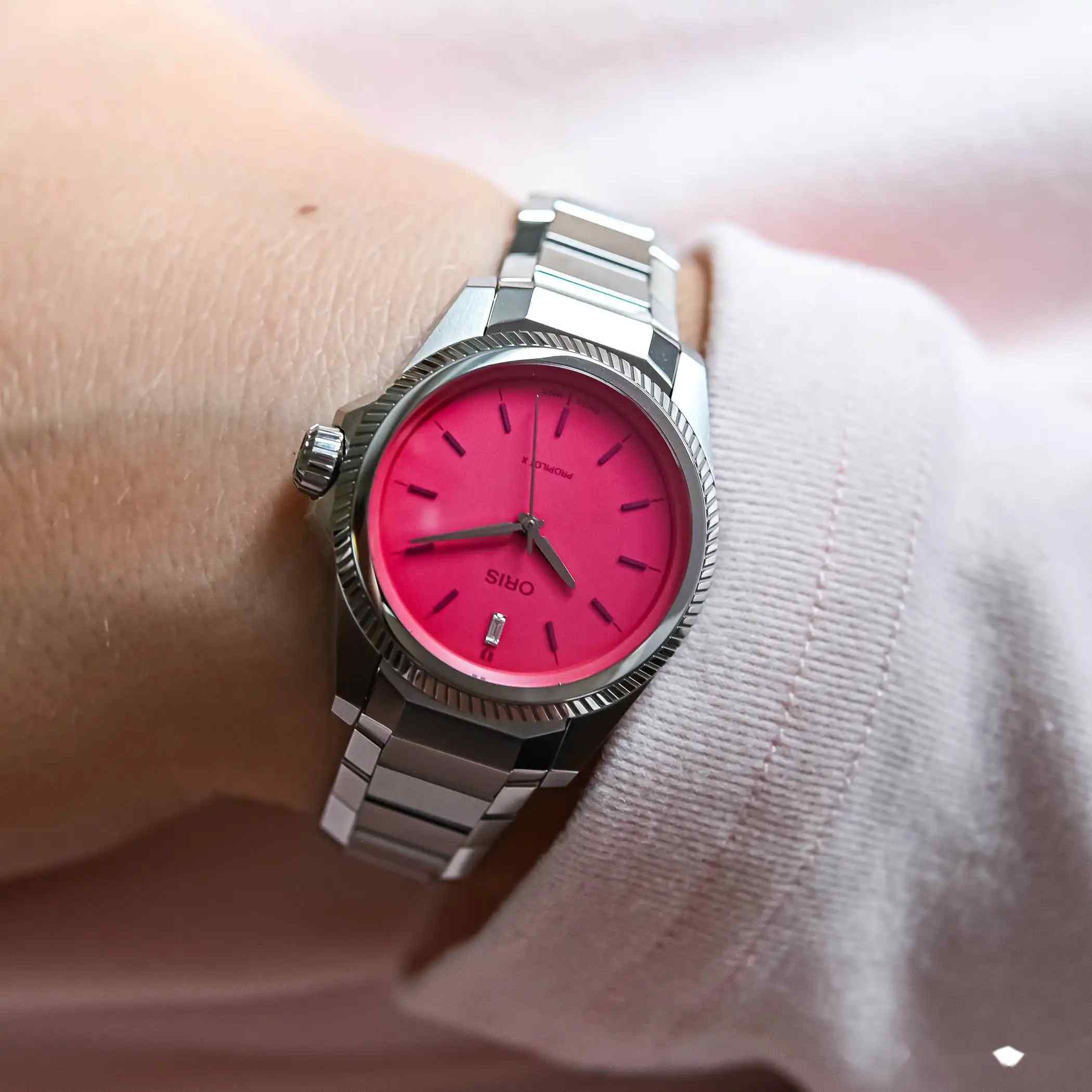 豪利时ProPilot X Miss Piggy联名款，买不买就看你的粉色驾驭力啦！ | 奈斯探表