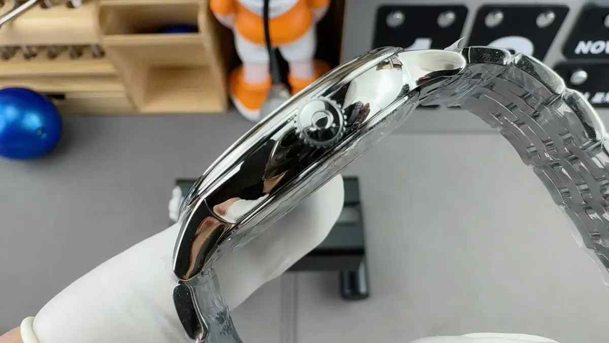 购表攻略！VS厂欧米茄第三代蝶飞墨绿盘超详细测评，值得入手吗？ | 奈斯探表