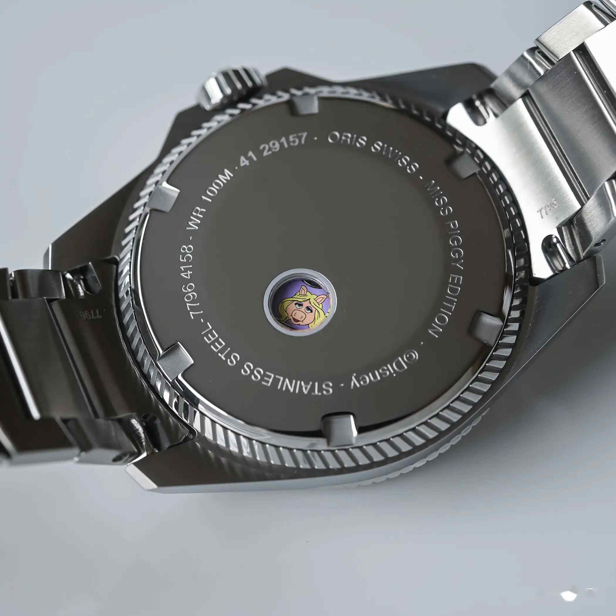 豪利时ProPilot X Miss Piggy联名款，买不买就看你的粉色驾驭力啦！ | 奈斯探表