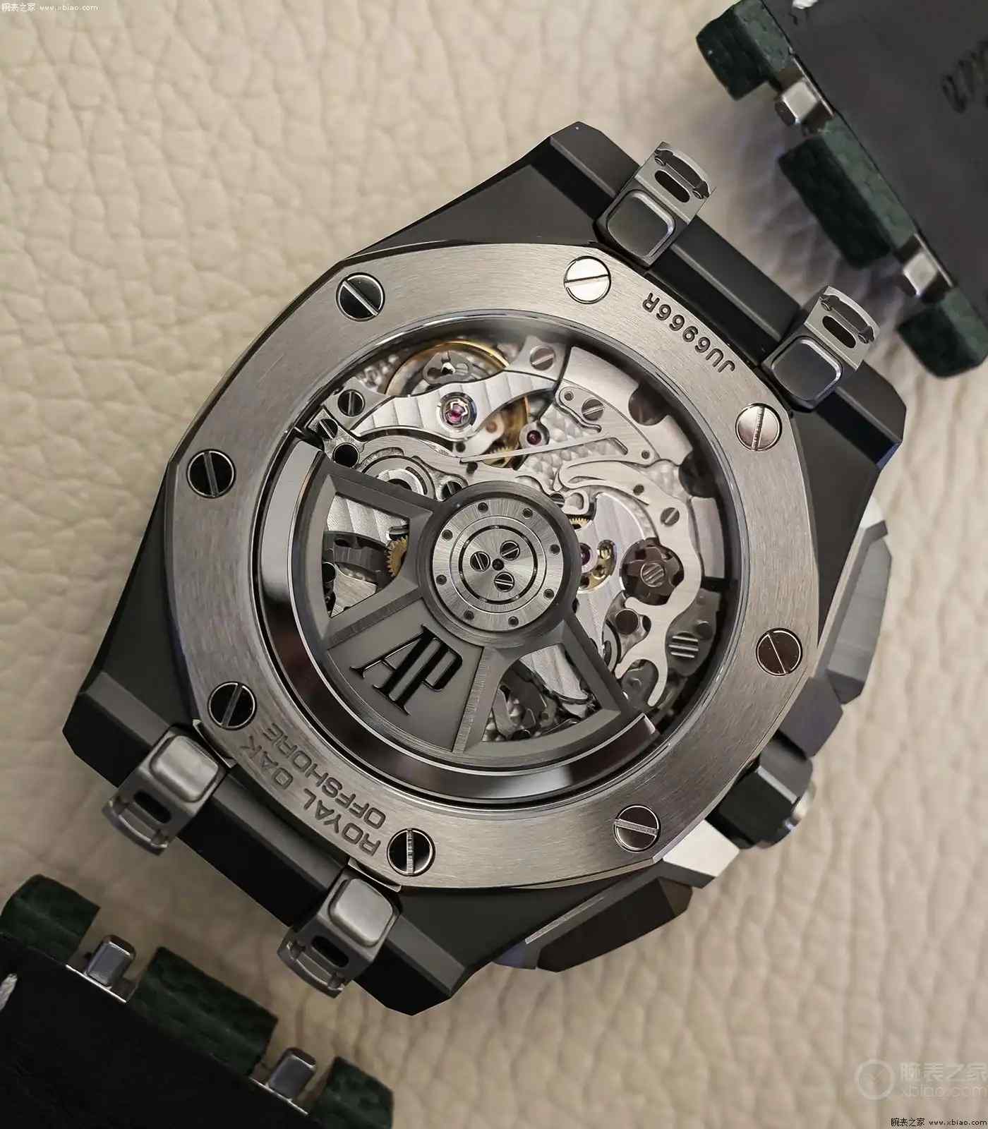 堪比黄金的陶瓷艺术：爱彼皇家橡树离岸型26420震撼登?。?| 奈斯探表