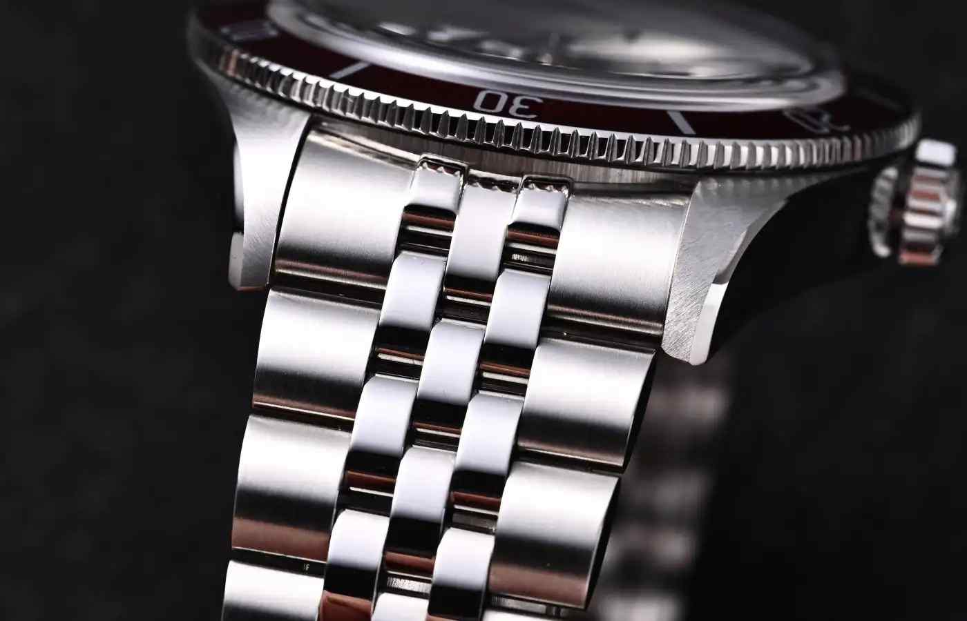 年度爆款预定！帝舵碧湾1958酒红色上手实测，这颜值对得起百年品牌！ | 奈斯探表