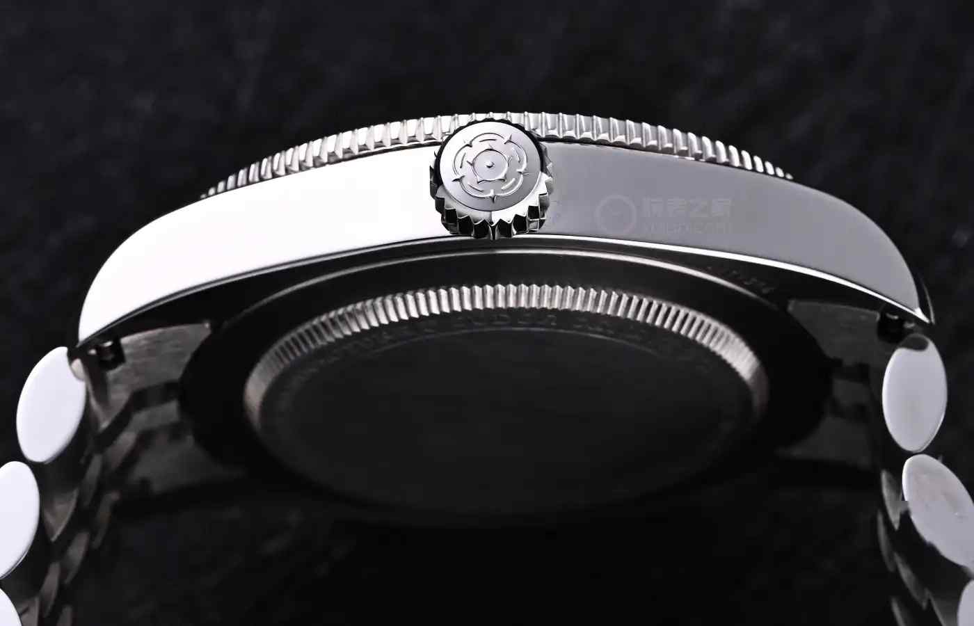 年度爆款预定！帝舵碧湾1958酒红色上手实测，这颜值对得起百年品牌！ | 奈斯探表