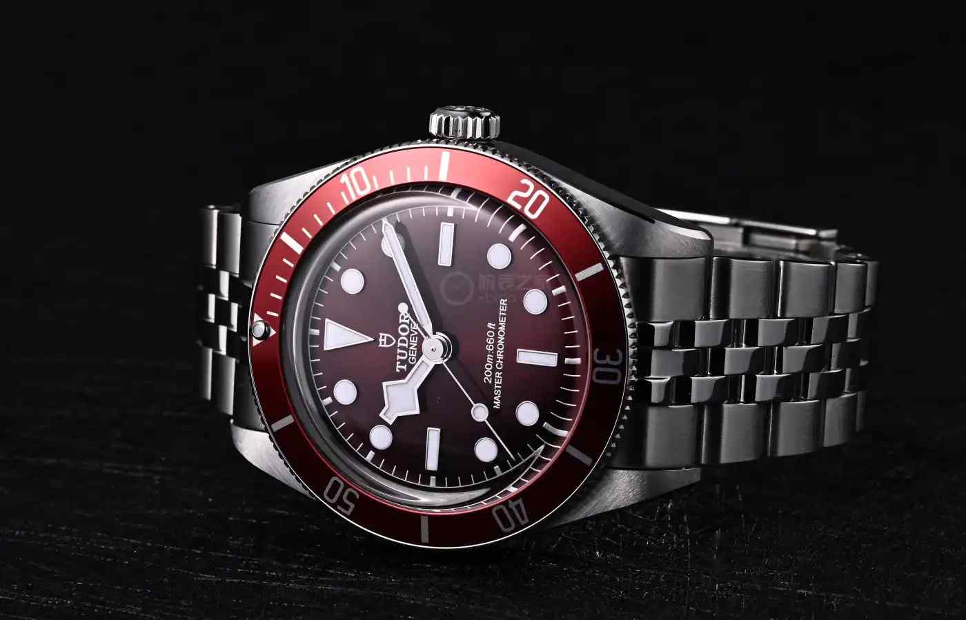 年度爆款预定！帝舵碧湾1958酒红色上手实测，这颜值对得起百年品牌！ | 奈斯探表