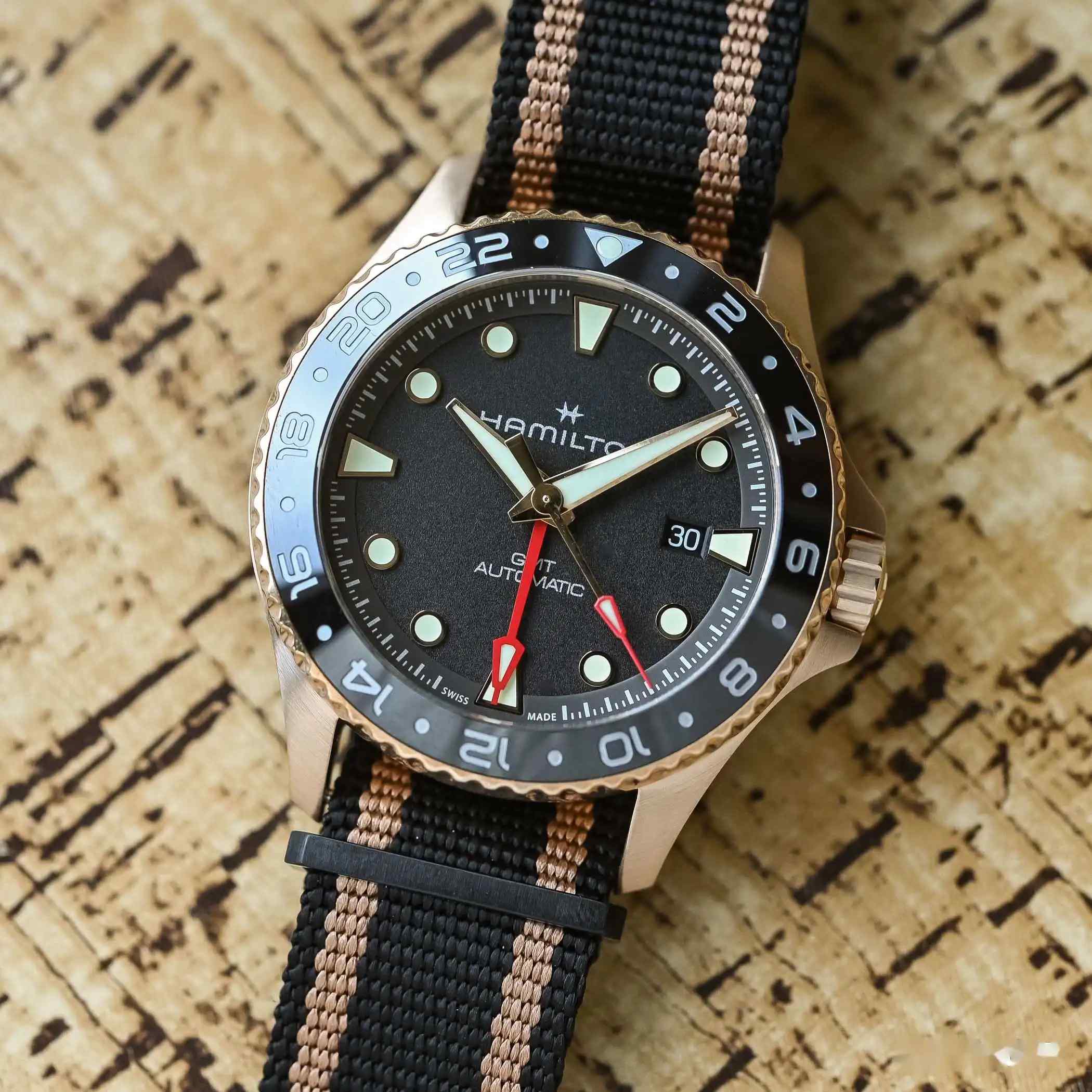 300米防水+True GMT！汉米尔顿2025卡其海军潜水腕表新作，80小时长动力！ | 奈斯探表