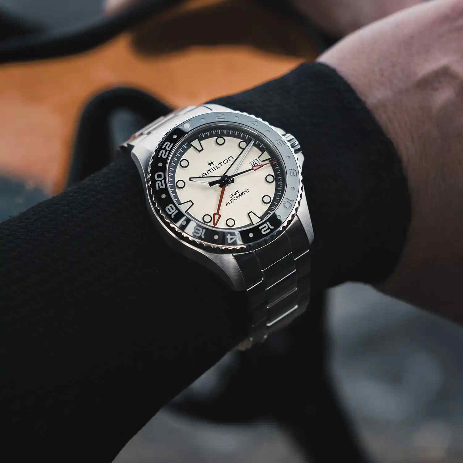 300米防水+True GMT！汉米尔顿2025卡其海军潜水腕表新作，80小时长动力！ | 奈斯探表