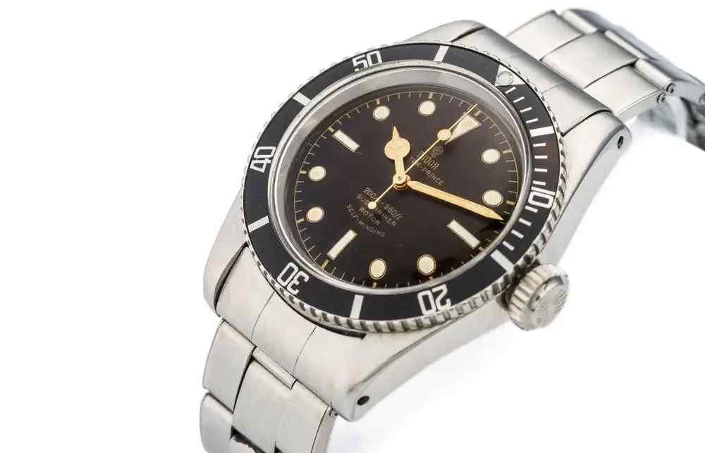 年度爆款预定！帝舵碧湾1958酒红色上手实测，这颜值对得起百年品牌！ | 奈斯探表