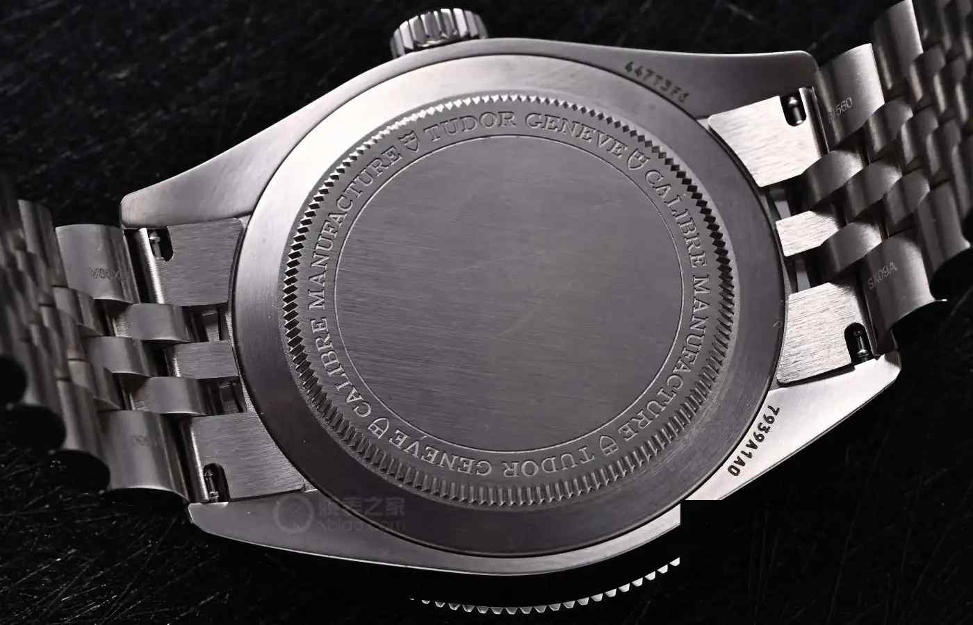 年度爆款预定！帝舵碧湾1958酒红色上手实测，这颜值对得起百年品牌！ | 奈斯探表