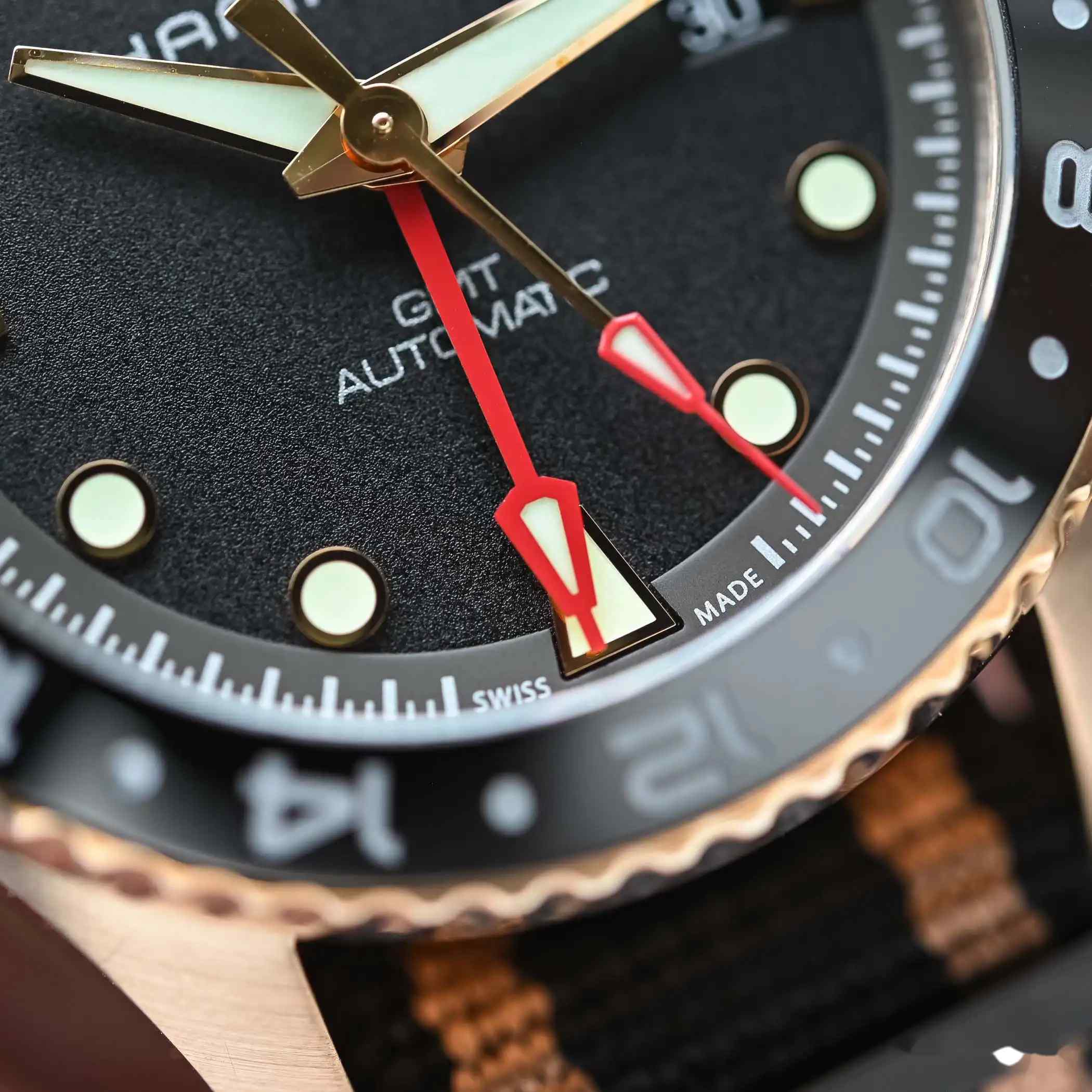 300米防水+True GMT！汉米尔顿2025卡其海军潜水腕表新作，80小时长动力！ | 奈斯探表