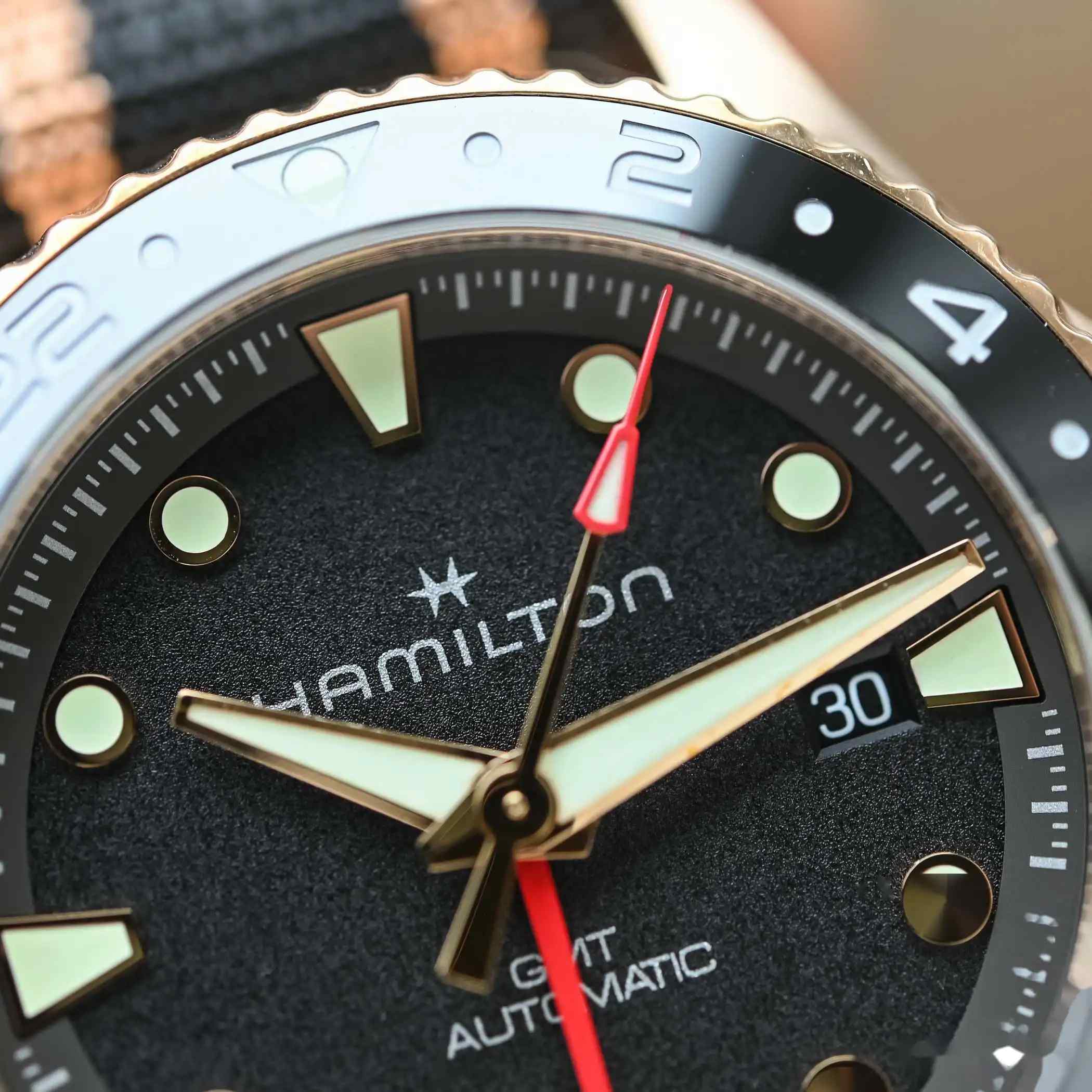 300米防水+True GMT！汉米尔顿2025卡其海军潜水腕表新作，80小时长动力！ | 奈斯探表