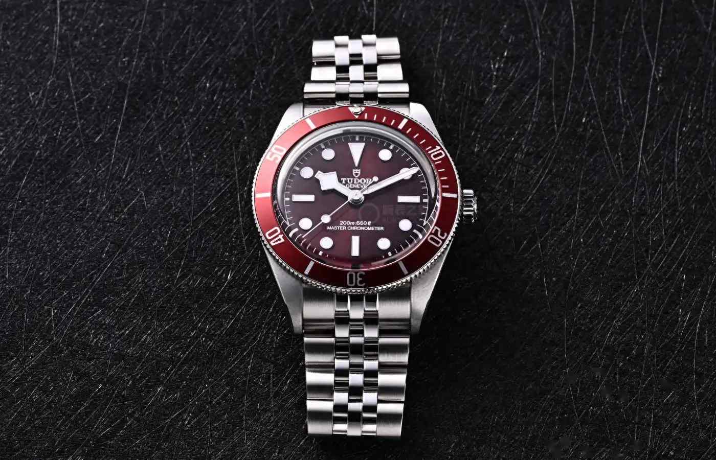 年度爆款预定！帝舵碧湾1958酒红色上手实测，这颜值对得起百年品牌！ | 奈斯探表