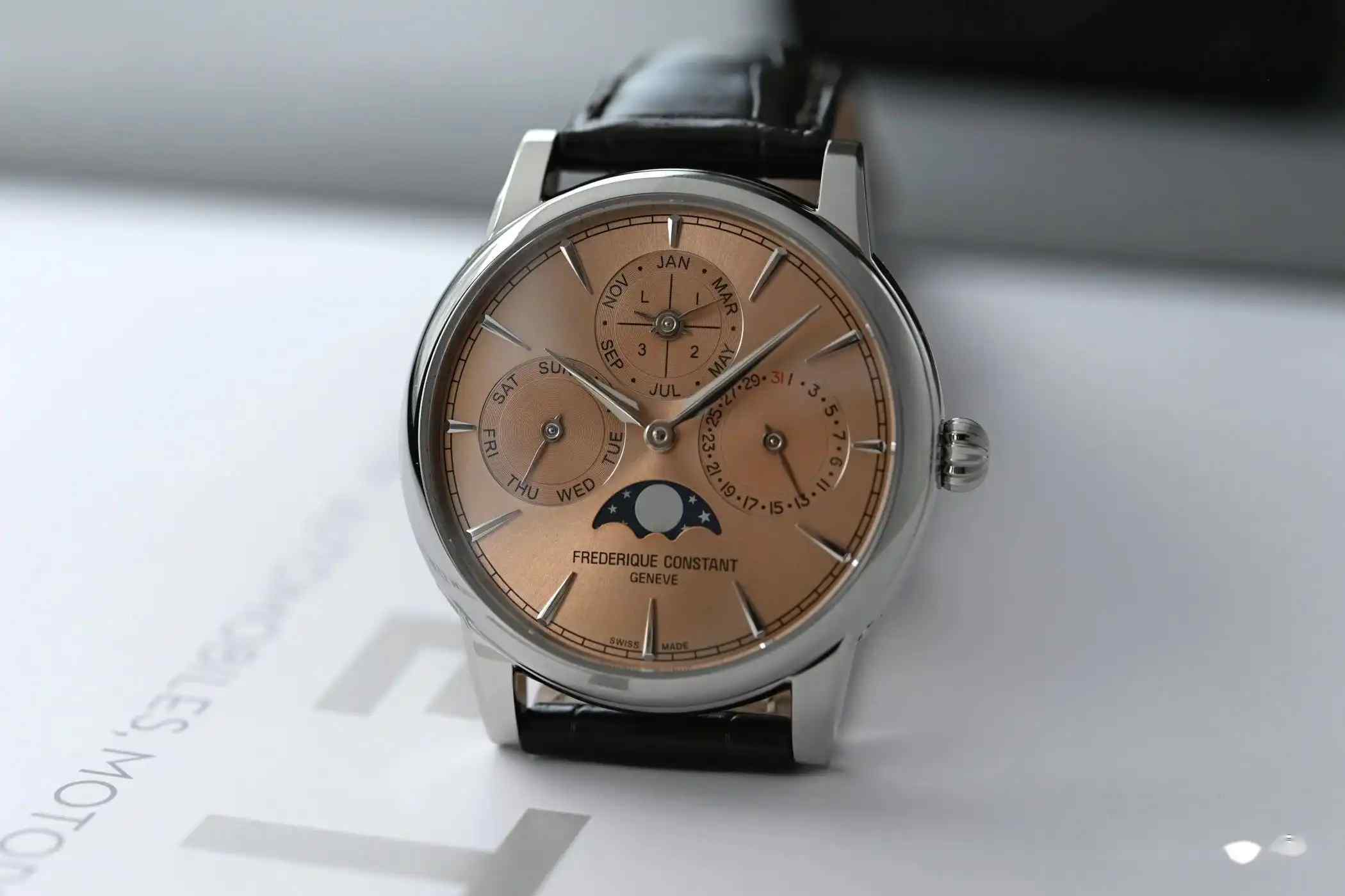 不到1万美元！康斯登2025鲑粉色万年历腕表，这配置让大牌怎么活？ | 奈斯探表