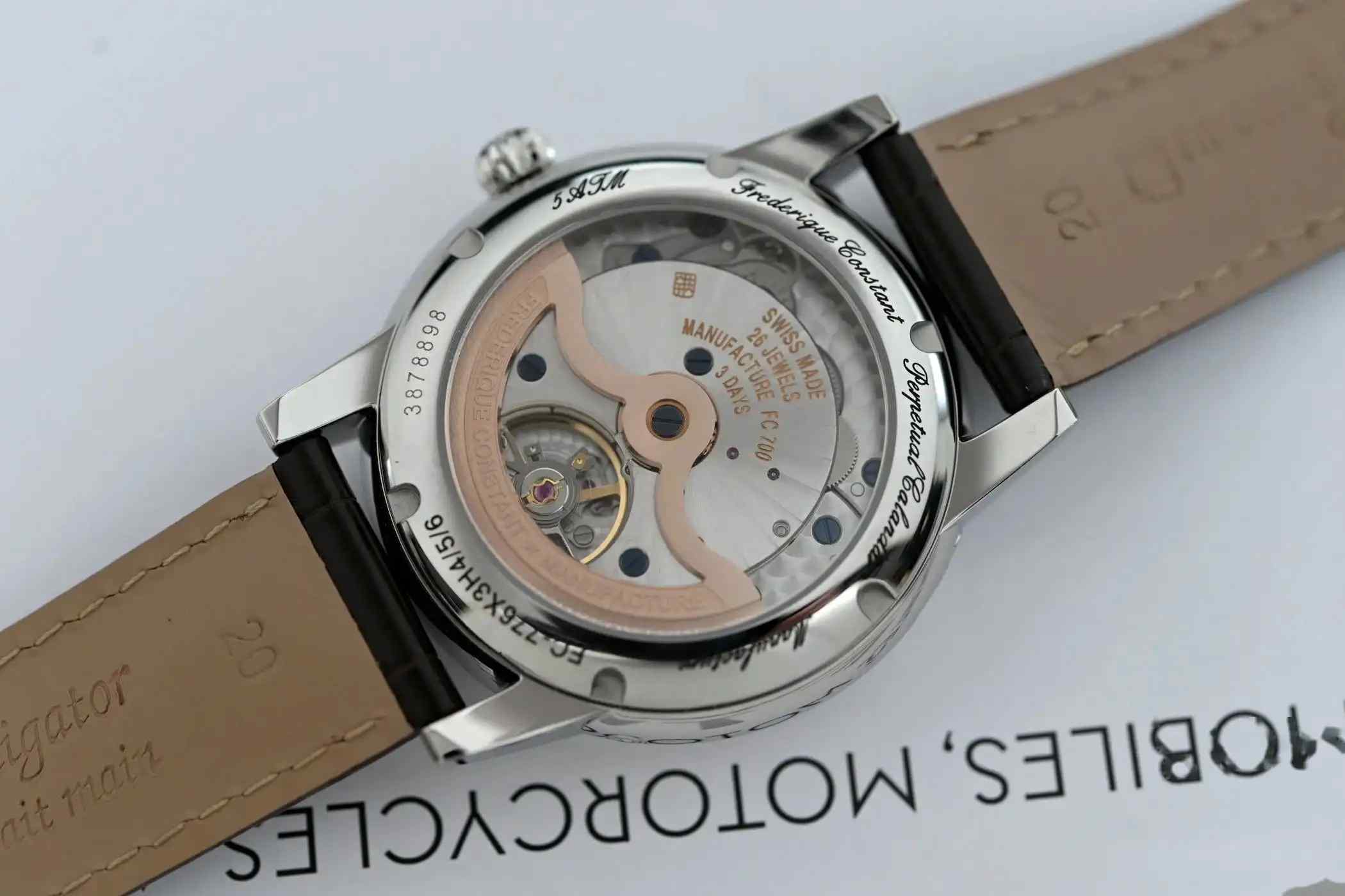 不到1万美元！康斯登2025鲑粉色万年历腕表，这配置让大牌怎么活？ | 奈斯探表