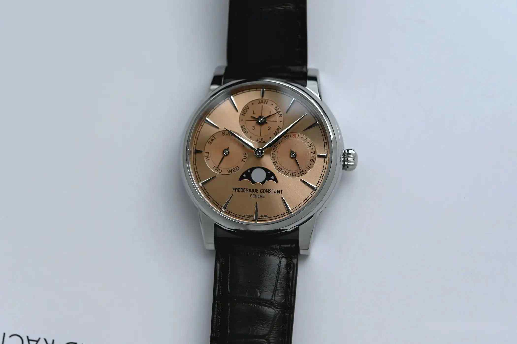 不到1万美元！康斯登2025鲑粉色万年历腕表，这配置让大牌怎么活？ | 奈斯探表