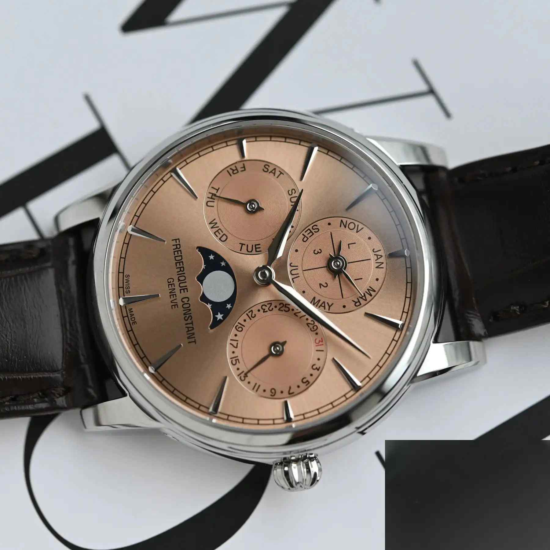 不到1万美元！康斯登2025鲑粉色万年历腕表，这配置让大牌怎么活？ | 奈斯探表