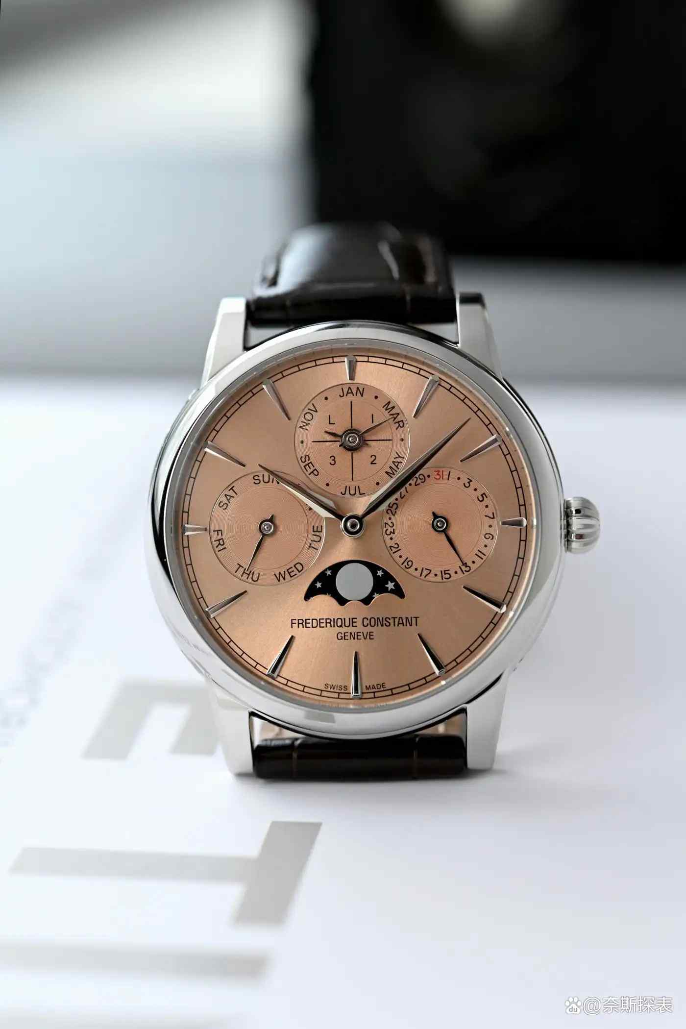 不到1万美元！康斯登2025鲑粉色万年历腕表，这配置让大牌怎么活？ | 奈斯探表