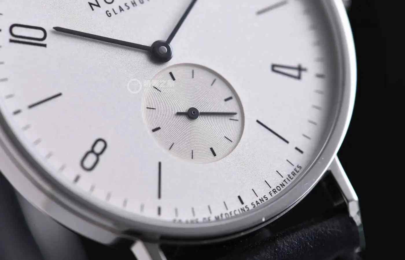 NOMOS红12腕表震撼上新！致敬无国界医生的德式极简美学，限量款抢疯！ | 奈斯探表