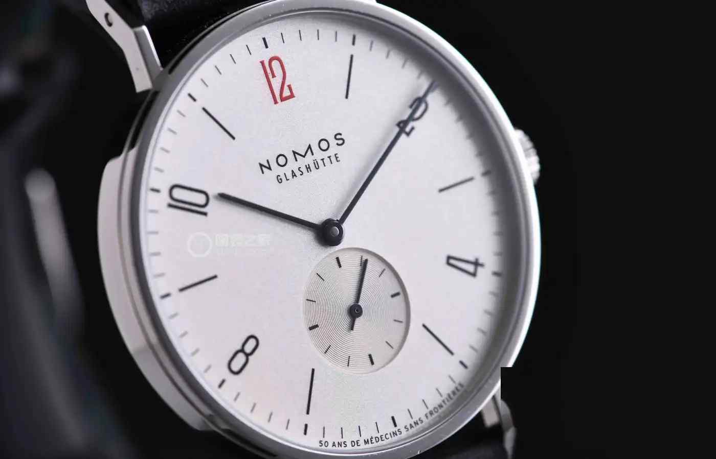 NOMOS红12腕表震撼上新！致敬无国界医生的德式极简美学，限量款抢疯！ | 奈斯探表