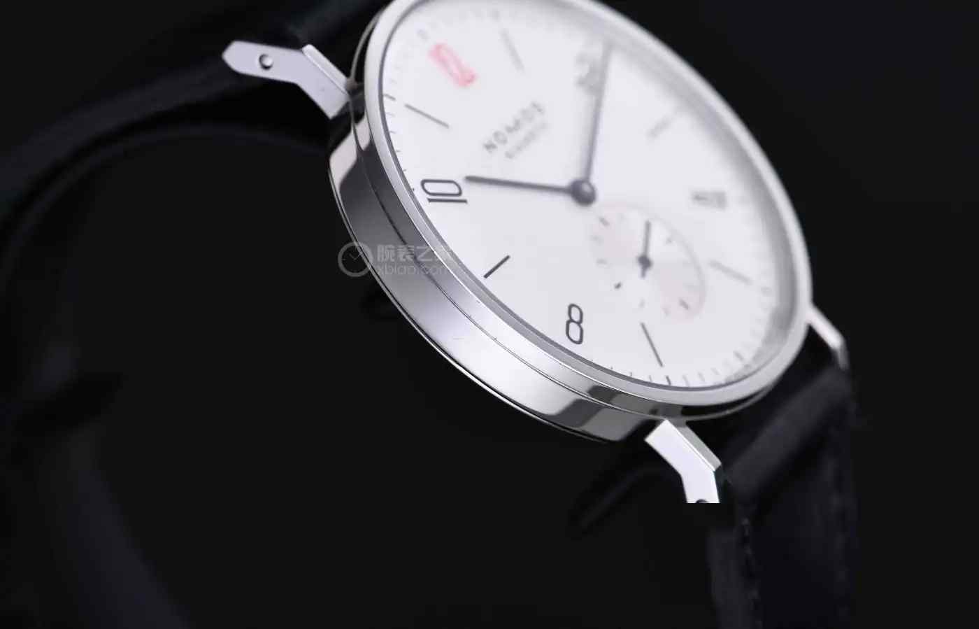 NOMOS红12腕表震撼上新！致敬无国界医生的德式极简美学，限量款抢疯！ | 奈斯探表