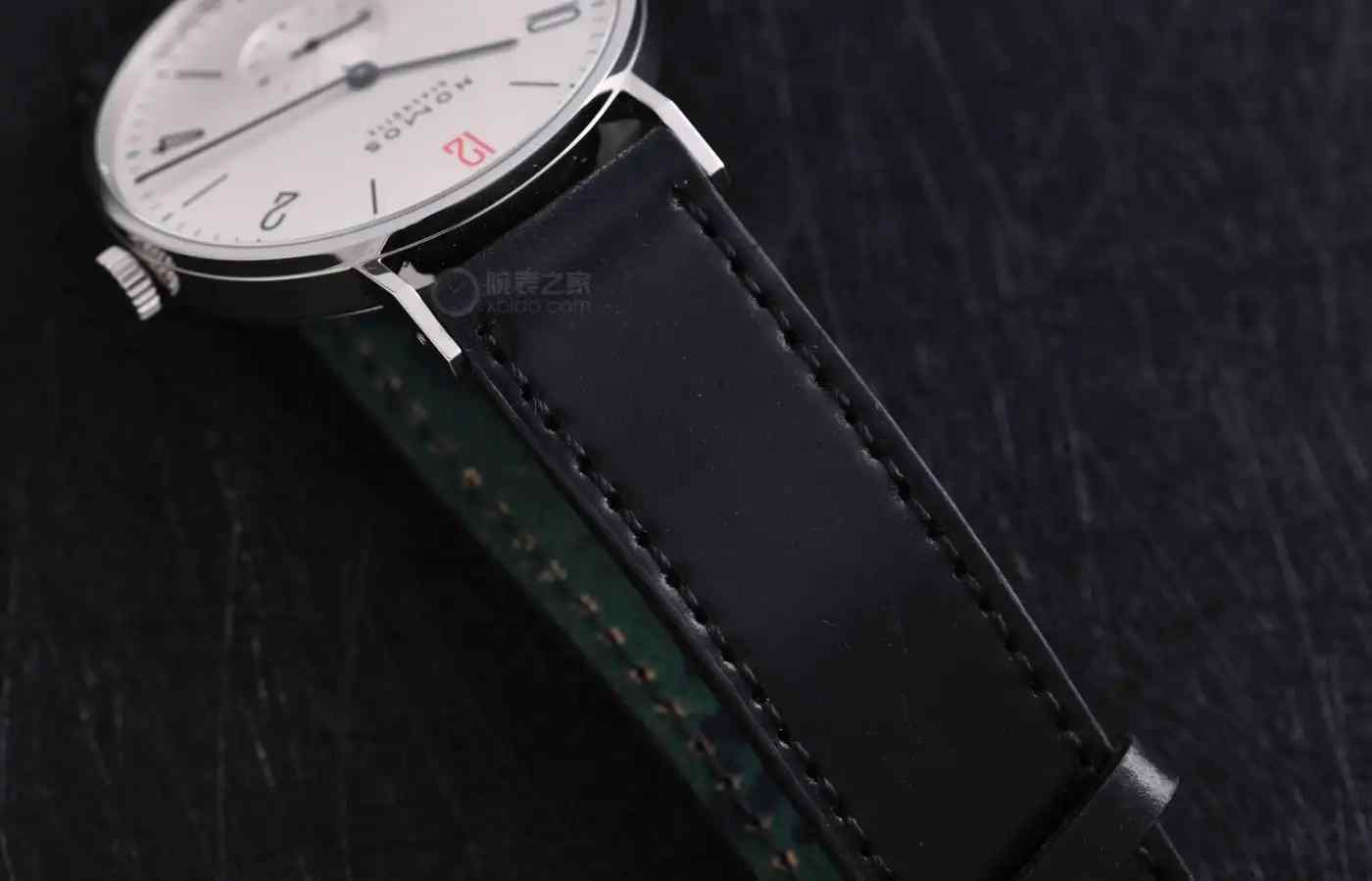 NOMOS红12腕表震撼上新！致敬无国界医生的德式极简美学，限量款抢疯！ | 奈斯探表