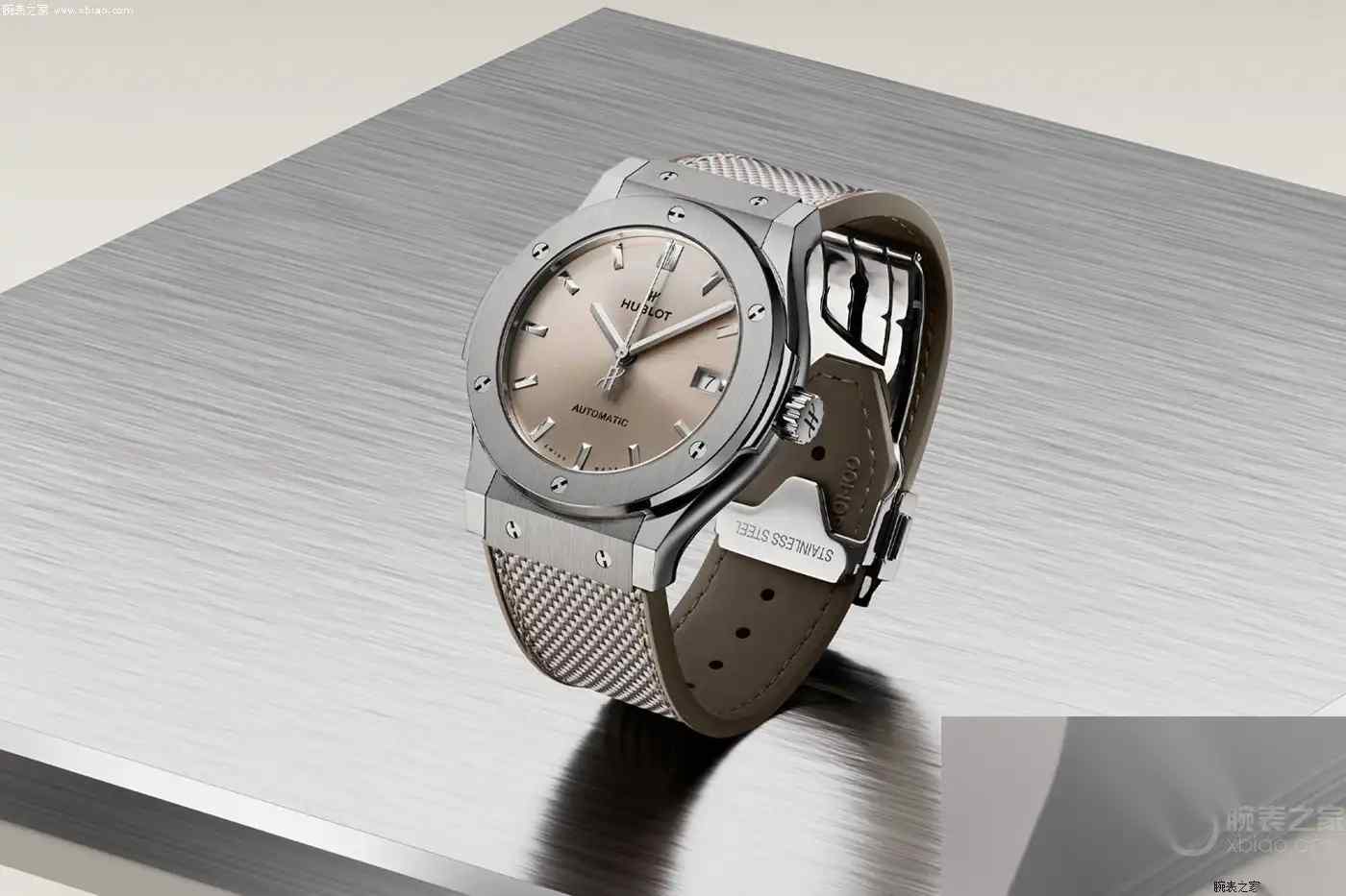 线上独享！Hublot宇舶表灰褐新作，钛金属轻量化+混搭表带，时尚icon都在盯！ | 奈斯探表