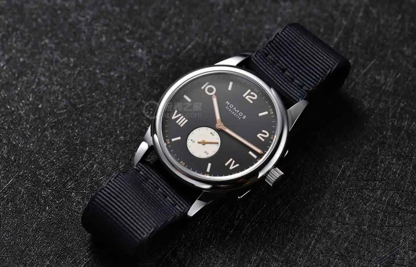 万元德表之光！NOMOS Club极简腕表，100米防水+自动机芯！ | 奈斯探表