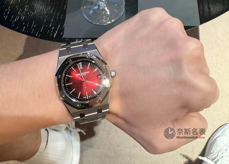 【上手实测】ZF厂2025王炸新品！爱彼16202XT“酒红钛金版”轻到忘记戴表，颜值性能双封神！ | 奈斯探表