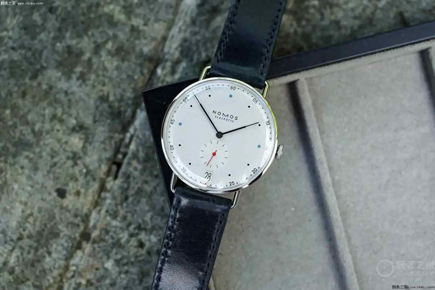 都市精英必入！Nomos Metro 38日历腕表上市，超薄机芯+快拆表带诠释现代美学 | 奈斯探表