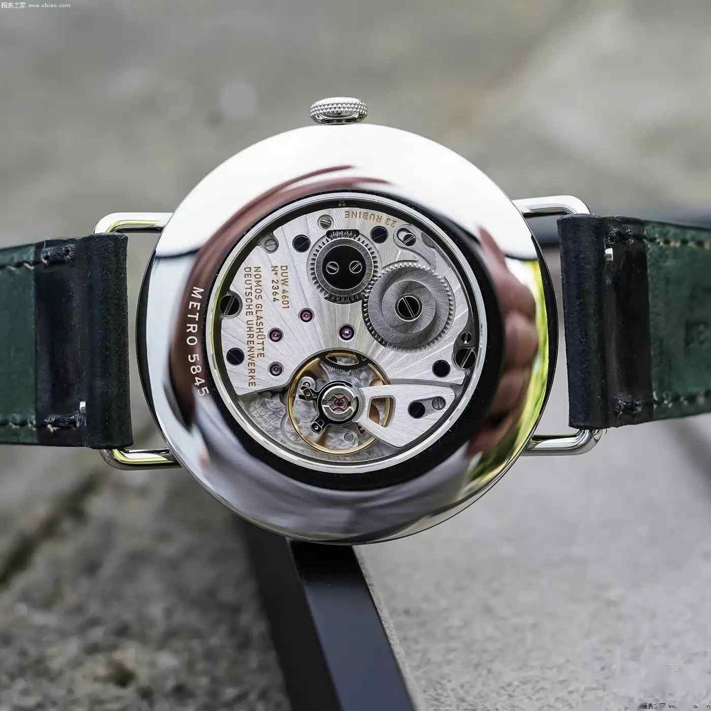 都市精英必入！Nomos Metro 38日历腕表上市，超薄机芯+快拆表带诠释现代美学 | 奈斯探表