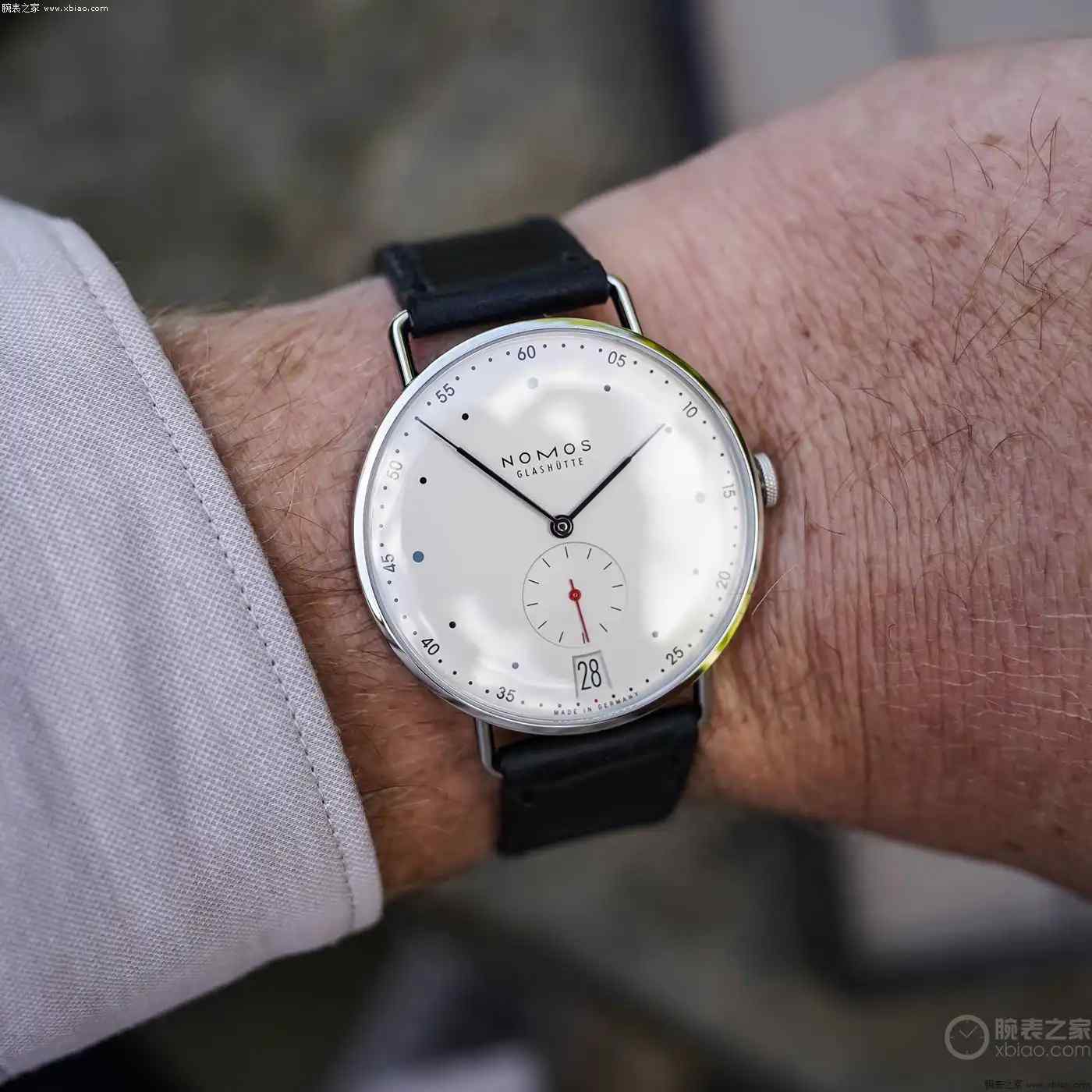 都市精英必入！Nomos Metro 38日历腕表上市，超薄机芯+快拆表带诠释现代美学 | 奈斯探表