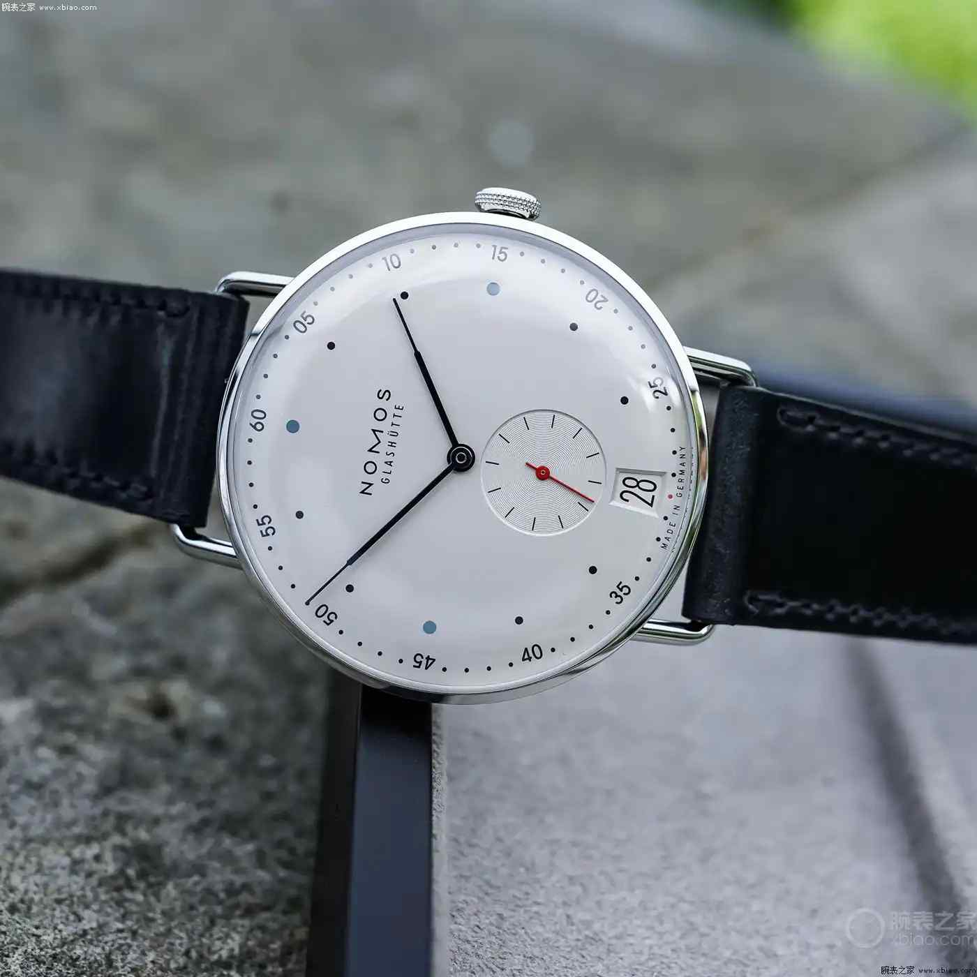 都市精英必入！Nomos Metro 38日历腕表上市，超薄机芯+快拆表带诠释现代美学 | 奈斯探表