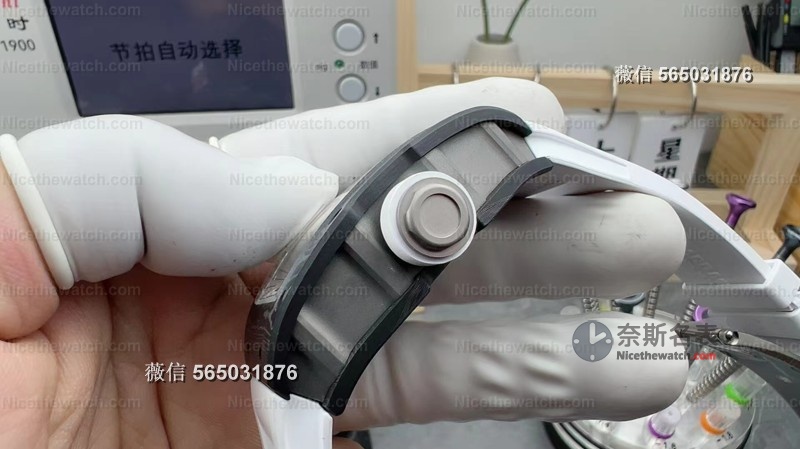 无卡度终于不用改装了？试戴R厂新款碳纤维RM055后，我终于理解什么叫“出厂即顶配” | 奈斯探表