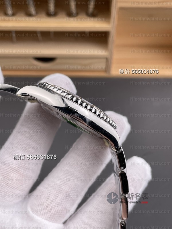 秒针蓝得刚刚好！VS灰游艇丹东3235评测：夜光饱满、圈口不割手、日历瞬跳！ | 奈斯探表