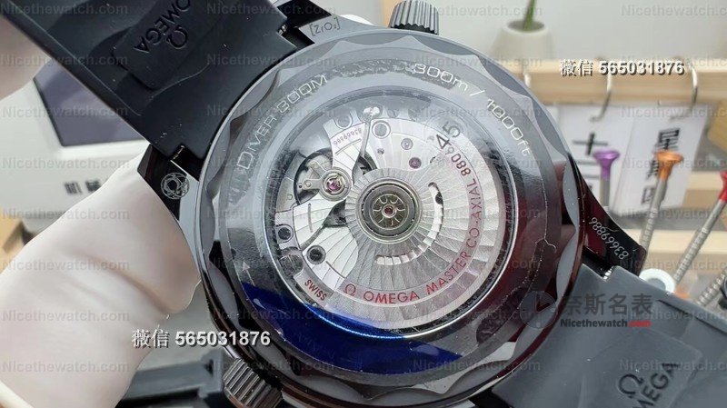 黑武士再进化！VS墨黑海马300升级8806一体机芯，暗黑美学天花板？ | 奈斯探表