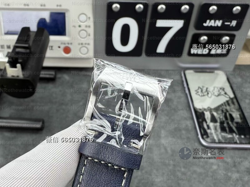APS万国飞计搭载丹东一体机芯，摆轮位置修正到8点，复刻表终于不再一眼假！ | 奈斯探表
