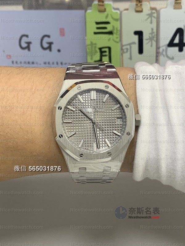 预算有限想入皇家橡树？VS厂15500灰面4302机芯版实测，佩戴舒适度拉满！ | 奈斯探表
