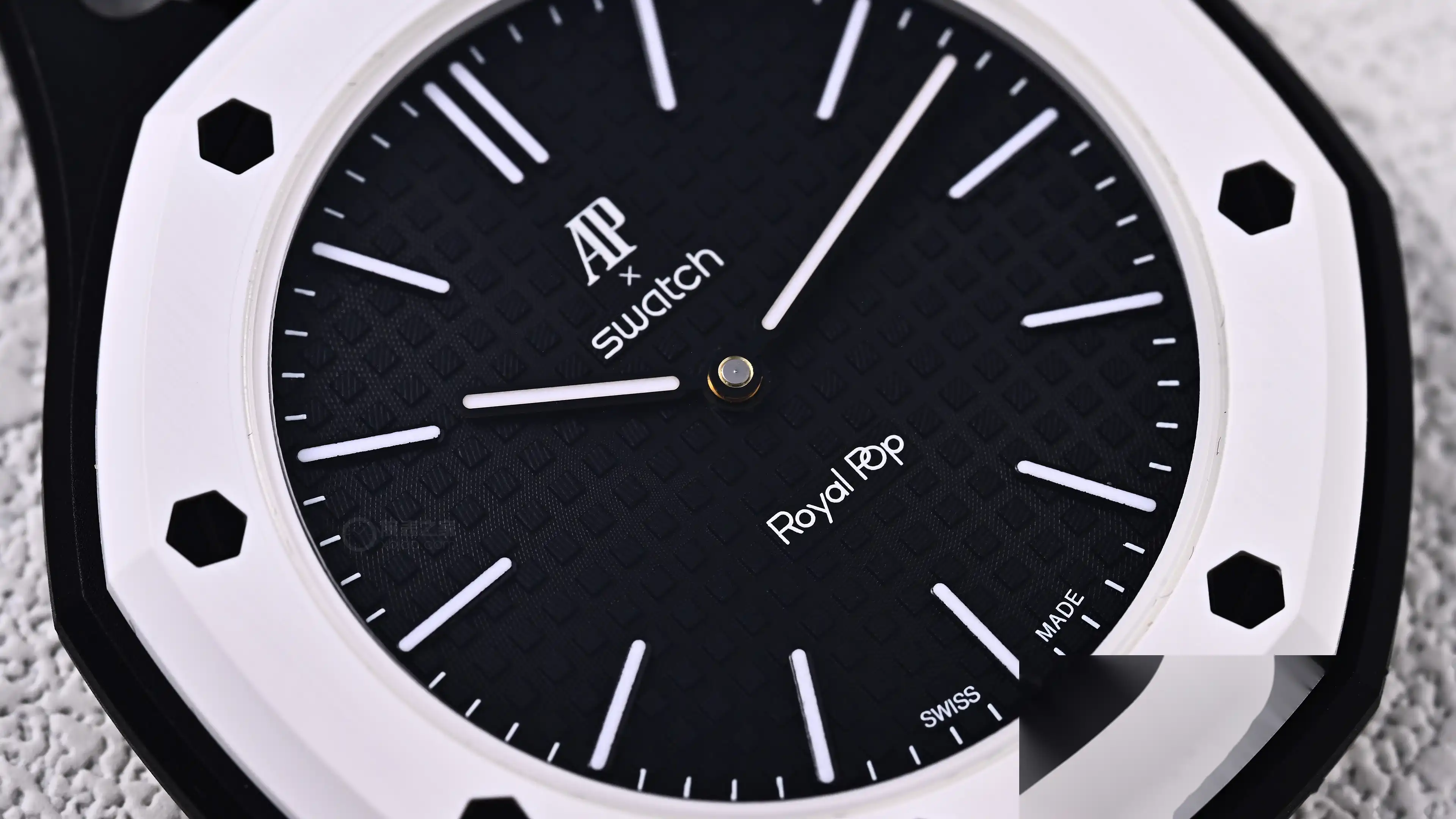 2950元起：AP×SWATCH Royal Pop全系8色解析，3点位表冠款带小秒盘贵200 | 奈斯探表