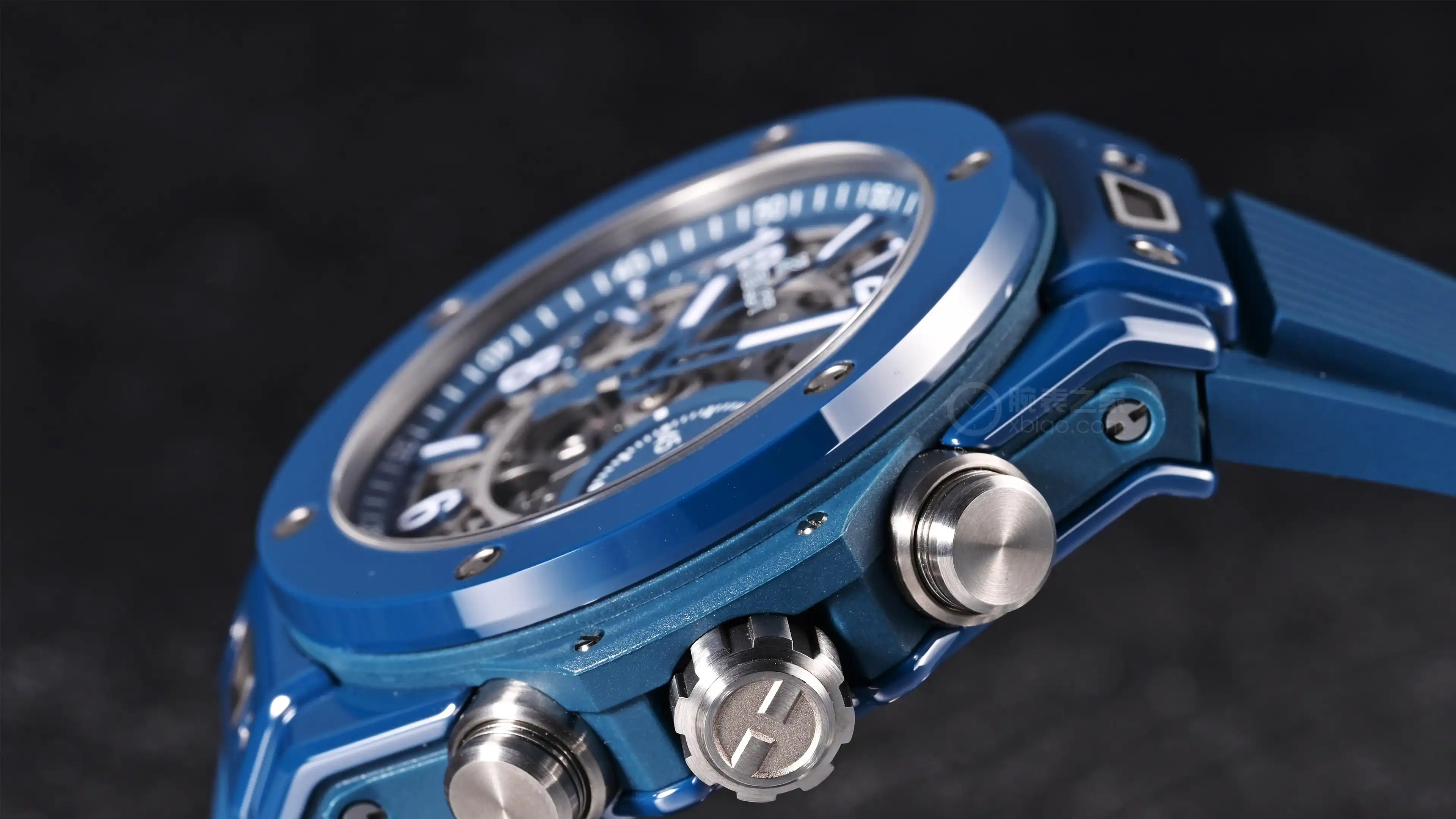 宇舶最会玩彩色陶瓷：Big Bang青灰蓝42mm，镂空盘面+飞返计时 | 奈斯探表