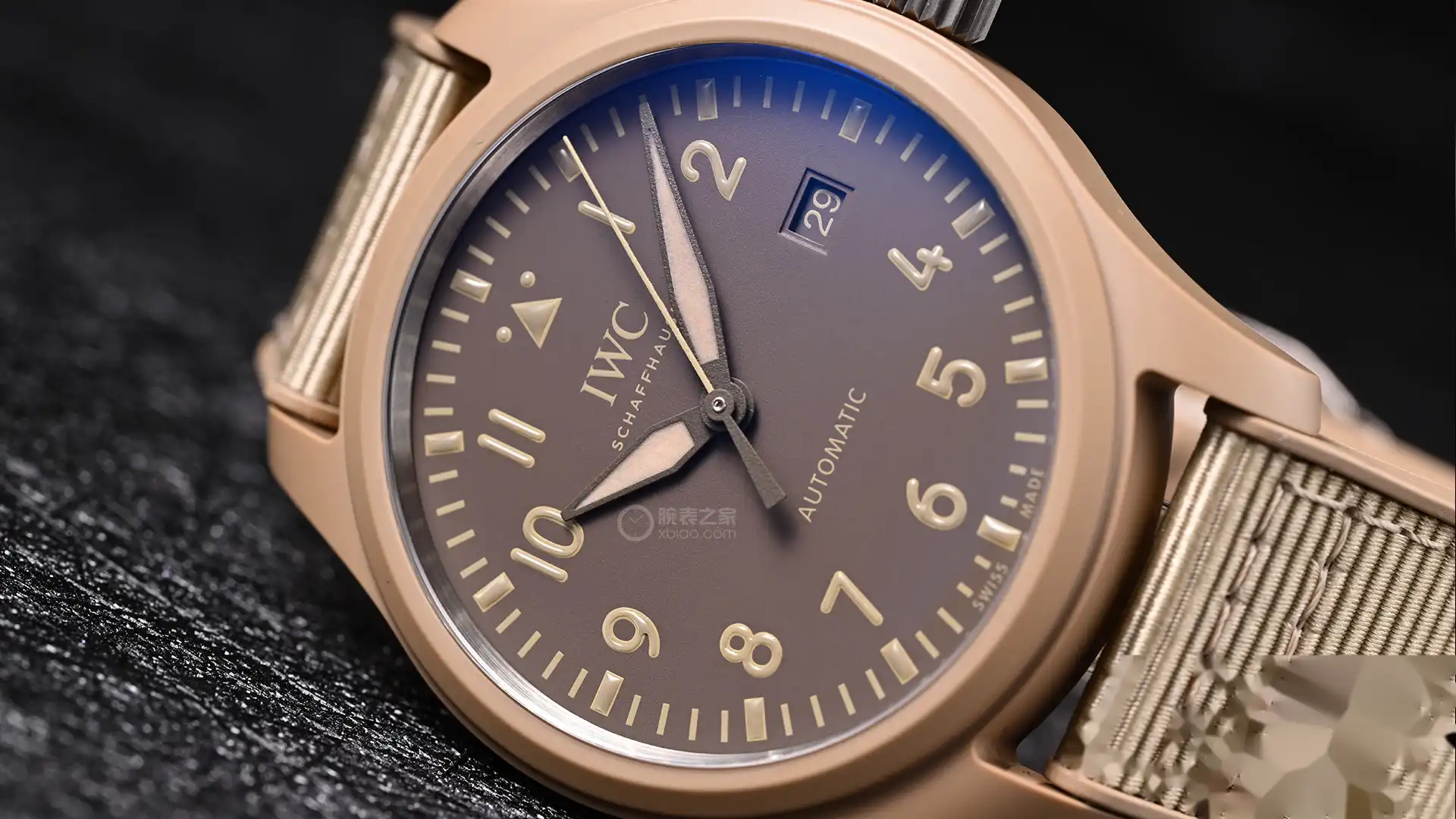 万国飞行员新作：莫哈维沙漠沙色陶瓷41mm，120小时动储，硬核户外风 | 奈斯探表